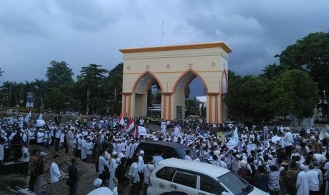 Ratusan umat Islam di NTB berkumpul di Islamic Center menggelar aksi damai terkait tuntutan proses hukum dugaan penistaan agama oleh Gubernur DKI Basuki Tjahaja Purnama (Ahok), Jumat (28/10).