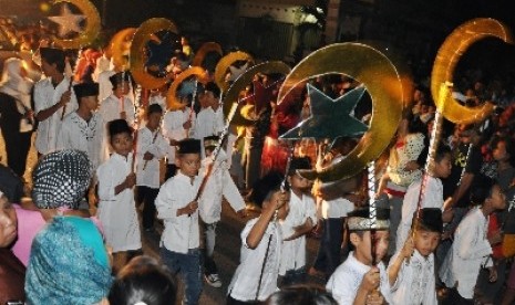 Ratusan umat Islam melakukan pawai takbiran di jalan-jalan protokol di Mataram, NTB dalam rangka menyambut hari raya Idul Fitri 1438 H (Ilustrasi)