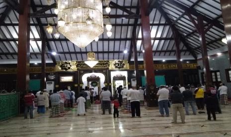 Cara Meluruskan dan Merapatkan Shaf Sholat