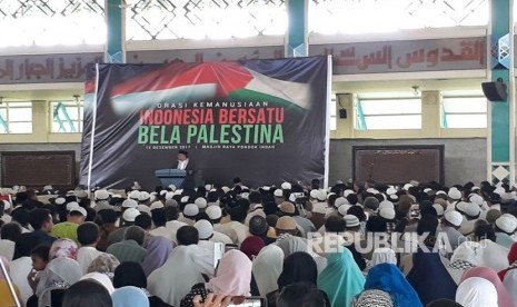 Ratusan umat Islam mengikuti kegiatan orasi kemanusiaan Indonesia bersatu Bela Palestina di Masjid Raya Pondok Indah, Jalan Iskandar Muda no 1, Jakarta Selatan, Selasa (12/12).