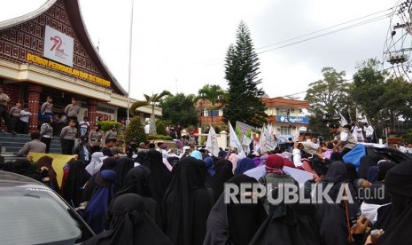 Ratusan umat Muslim Bukittinggi yang tergabung dalam sejumlah ormas turun ke jalan, Jumat (11/5). Mereka menuntut dihapuskannya diskriminasi atas penggunaan cadar di lingkungan akademik IAIN Bukittinggi. 