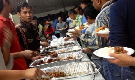  Ratusan umat Muslim Indonesia menikmati menu makanan khas Nusantara saat berbuka puasa bersama di  Masjid Al-Hikmah,  yang terletak di kawasan Queens, New York, Amerika Serikat.