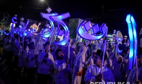 Menag: Takbir Keliling tidak Diperkenankan. Ratusan umat muslim membawa lampion saat melakukan takbiran keliling.