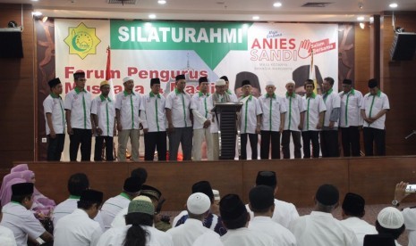 Ratusan ustaz dan pengurus perwakilan 3.000 masjid dan 6.000 mushala se-Jakarta mendeklarasikan dukungan kepada paslon gubernur dan wagub DKI, Anies Baswedan-Sandiaga Uno, di Aula Hotel Amazing, Menteng, Jakarta Pusat, Sabtu (4/2).