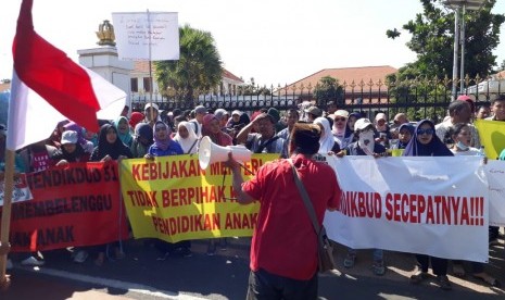 Ratusan wali murid yang mengatasnamakan Komunitas Orang Tua Peduli Pendidikan Anak (Kompak) Surabaya, menggelar aksi unjuk rasa di depan Gedung Negara Grahadi, Rabu (19/6).