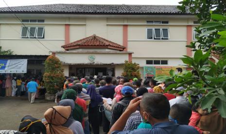 Ratusan warga antri di halaman Kantor Kelurahan Karsamenak, Kecamatan Kawalu, Kota Tasikmalaya, Selasa (19/5). Mereka berdesak-desakan membuat beberapa barisan panjang demi mendapatkan bantuan sosial (bansos) senilai Rp 600 ribu tunai dari Kementerian Sosial (Kemensos) untuk warga terdampak Covid-19.