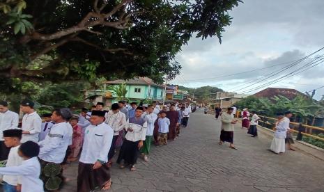 Ratusan warga dan santri di Dusun Daun Timur, Desa Daun, Kecamatan Sangkapura, Pulau Bawean, Gresik, Jawa Timur membaca burdah keliling untuk menyambut Tahun Baru Islam 1 Muharram 1446 Hijriyah, Sabtu (6/7/2024) sore. 