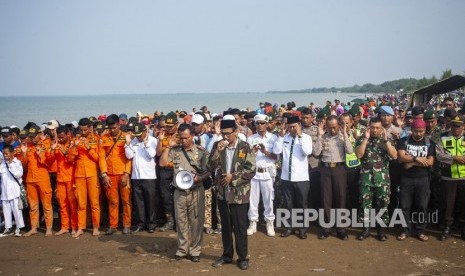 Ratusan warga dan tim gabungan evakuasi pesawat Lion Air JT 610 melakukan shalat gaib dan doa bersama di perairan Karawang, Pantai Tanjung Pakis, Jawa Barat, Rabu (31/10/2018). 