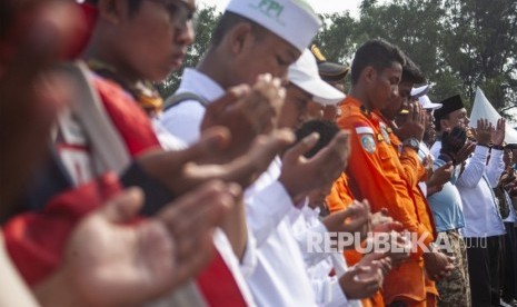 Ratusan warga dan tim gabungan evakuasi pesawat Lion Air JT 610 melakukan shalat gaib dan doa bersama di perairan Karawang, Pantai Tanjung Pakis, Jawa Barat, Rabu (31/10/2018).