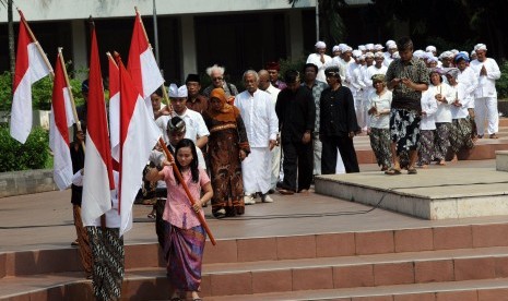 Ratusan warga dari berbagai agama yang tergabung Gerakan Rekonsiliasi Indonesia (GMRI) melakukan kirab jelang pernyataan sikap terkait Pemilihan Presiden dan Wakil Presiden (Pilpres) 2014-2014 di Tugu Proklamasi, Jakarta, Selasa (15/7).