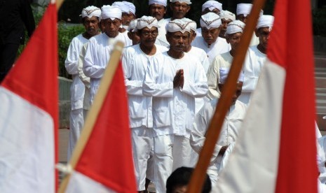 Ratusan warga dari berbagai agama yang tergabung Gerakan Rekonsiliasi Indonesia (GMRI) melakukan kirab jelang pernyataan sikap terkait Pemilihan Presiden dan Wakil Presiden (Pilpres) 2014-2014 di Tugu Proklamasi, Jakarta, Selasa (15/7).