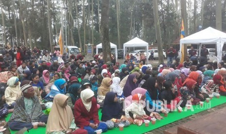 Ratusan warga Desa Tarumajaya, Kecamatan Kertasari, Kabupaten Bandung mengikuti buka bersama bekerjasama dengan Artha Graha Peduli, Sabtu (2/6) di Situ Cisanti.