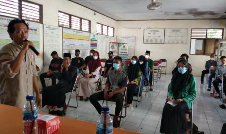 Ratusan warga di 15 desa di Kabupaten Cirebon secara serentak dilatih literasi digital, Kamis (30/9). Pelatihan itu dilakukan oleh 45 pandu digital, yang sebelumnya dibentuk oleh Kementerian Komunikasi dan Informatika.