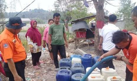 Ratusan warga Kampung Cijengkol, Desa Parungmulya, Kecamatan Ciampel, Karawang, mendapat bantuan air bersih, Rabu (19/9).