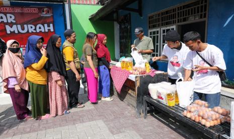 Ratusan warga Kelurahan Babakan Tarogong, Kecamatan Bojongloa Kaler, Kota Bandung, Jawa Barat antre berbelanja di Pasar Murah. 