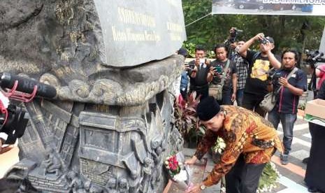 Ratusan warga Kota Padang, Sumatra Barat berkumpul untuk memperingati 9 tahun bencana gempa bumi yang terjadi pada 30 Oktober 2009. Dalam acara doa bersama ini, warga juga menyelipkan doa untuk korban gempa di Palu dan Donggala. 