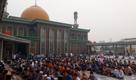 Ratusan warga Kota Pekanbaru menggelar Solat Istisqo di Masjid Raya Nur Alam, Kota Pekanbaru, Rabu (18/9).