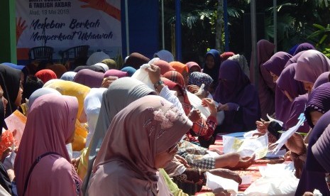 Ratusan warga kurang mampu di wilayah Yogyakarta menerima paket Ramadhan yang disalurkan oleh BMH Yogyakarta. 