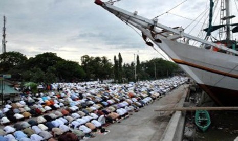 Ratusan warga melaksanakan Shalat Idul Adha.