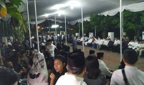 Ratusan warga melayat di kediaman SBY di Cikeas, Bogor, Sabtu (1/6) malam.