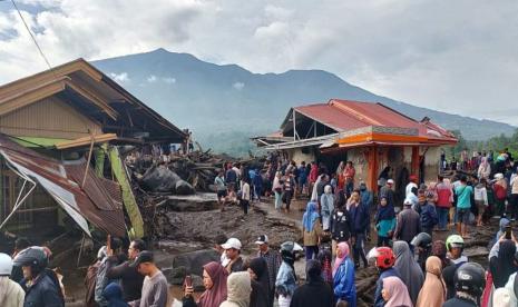 Ratusan warga memadati lokasi bencana banjir bandang di Desa Bukit Batabuah Kabupaten Agam, Sumbar, Ahad (12/5/2024)