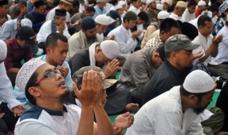 Ratusan warga memanjatkan doa usai melaksanakan salat meminta hujan (istisqa) di Lapangan Sempur, Kota Bogor, Jawa Barat, Jumat (30/10).