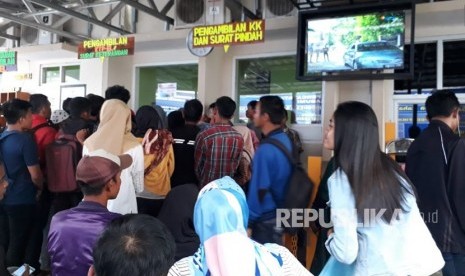 Ratusan warga mengantri untuk membuat KTP elektronik di Kantor Dinas Kependudukan dan Pencatatan Sipil (Disdukcapil) Kabupaten Sukabumi Jawa Barat.