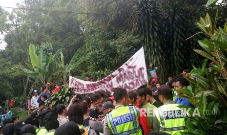 Ratusan warga 'mengontrog' Pondok Pesantren Ibnu Mas'ud, Desa Sukajaya, Kecamatan Tamansari, Kabupaten Bogor pada Senin (18/9). Warga menuntut agar Ponpes yang ditengarai terhubung dengan ISIS dan gerakan Islam radikal tersebut ditutup. 