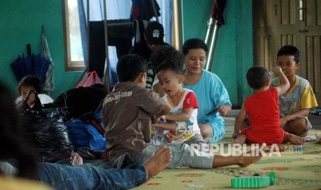 Warga mengungsi di balai desa Kebonagung, Kabupaten Bantul, Yogyakarta