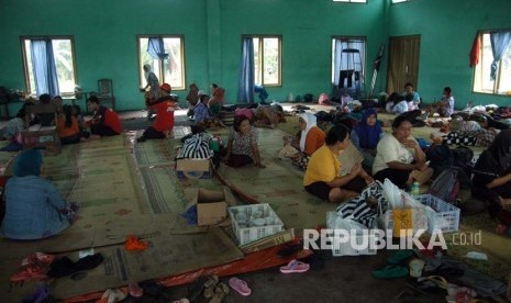 Ratusan Warga mengungsi di balai desa Kebonagung, Kabupaten Bantul, Yogyakarta, Rabu (29/11) setelah terkena banjir pada hari Selasa lalu. 