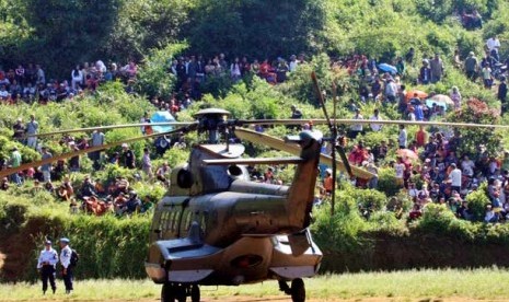  Ratusan warga menonton proses evakuasi jenazah korban pesawat Sukhoi di helipad yang dibangun di kawasan Cijeruk, Bogor, Jawa Barat, Sabtu (12/5).