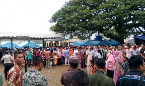 Ratusan warga menunggu kedatangan Presiden Jokowi di masjid At Taqarub, Trienggadeng, Pidie Jaya, Jumat (9/12). Tak sedikit dari mereka yang telah menunggu sejak subuh.