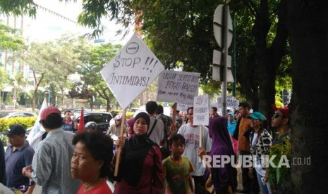 Ratusan warga RW 12 Manggarai gelar aksi di hadapan gedung Ombudsman Republik Indonesia, Jalan Rasuna Said, Kuningan, Jakarta Selatan terkait rencana penggusuran tempat tinggal mereka untuk proyek Kereta Api Bandara Soekarno Hatta, Jum'at (7/4).