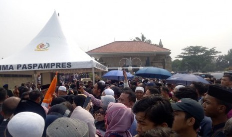 Ratusan warga sipil yang hendak menyaksikan pemakaman Presiden RI ketiga BJ Habibie harus berdebat dengan Paspamres di Taman Makam Pahlawan (TMP) Kalibata, Jakarta Selatan, Kamis (12/9).