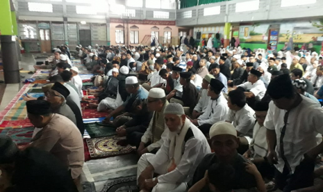 Ratusan warga Sukabumi menggelar Shalat Idul Adha lebih awal, Selasa (21/8).