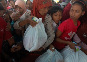 Ratusan warga Tanjung Pasir berebut paket sembako murah yang di gelar oleh Kementrian Pertanian, Tanjung Pasir, Kab.Tangerang, Banten, Kamis (14/07). Pembagian sembako tersebut dalam memperingati Hari Krida Pertanian serta menyambut datangnya bulan Ramadha