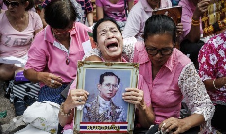  Ratusan warga Thailand berdoa untuk kesembuhan Raja Bhumibol Adulyadej di Rumah Sakit Siriraj, Bangkok, Kamis (13/10). 