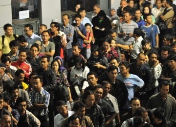 Ratusan warga yang akan mudik memenuhi Stasiun Gambir, Jakarta.