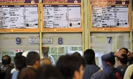 Ratusan calon pemudik memenuhi Stasiun Gambir, Jakarta.