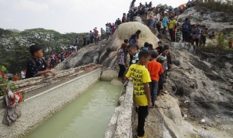   Ratusan wisatawan memadati Gunung Kapur di Ciseeng, Bogor, Jawa Barat