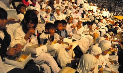 Ratusan yatim piatu beserta ribuan warga Jakarta dan sekiranya mengikuti buka bersama di Istora Senayan Jakarta, Sabtu (13/8/2011)