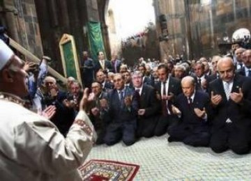 Ratusan pendukung Partai Aksi Nasionalis Turki sholat di reruntuhan Katedral kuno Armenia