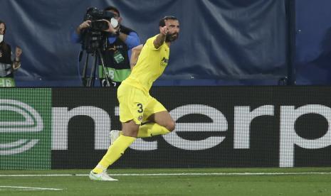 Raul Albiol dari Villareal merayakan setelah mencetak gol kedua timnya selama pertandingan sepak bola leg pertama semifinal Liga Europa antara Villarreal dan Arsenal di stadion Estadio de la Ceramica di Villarreal, Spanyol, Kamis, 29 April 2021.