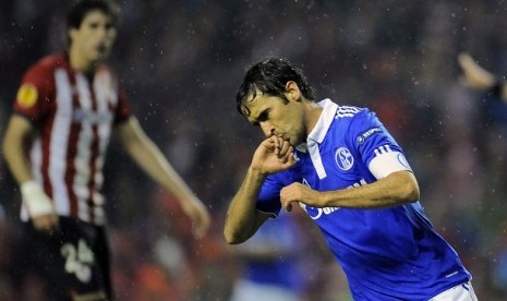 Raul Gonzales usai mencetak gol bersama Schalke 04. 