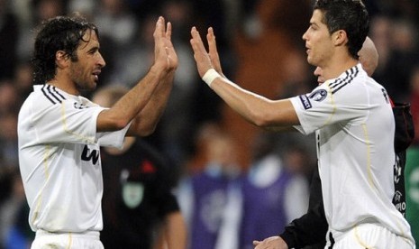 Raul Gonzalez dan Cristiano Ronaldo saat masih bermain bersama di Real Madrid.