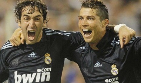 Raul Gonzalez dan Cristiano Ronaldo saat masih satu tim di Real Madrid.