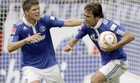 Raul Gonzalez dan Klas-Jan Huntelaar.