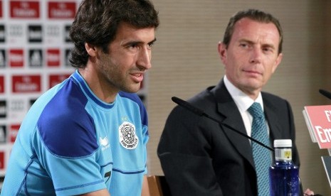 Raul Gonzalez (kiri), pelatih Real Madrid Castilla.