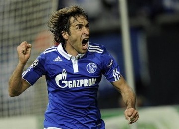 Raul Gonzalez, striker Schalke 04, berteriak meluapkan kegembiraannya usai menjebol jala Inter Milan.