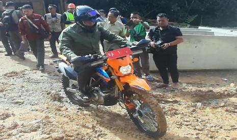 Raungan motor trail menggema membelah hutan lindung Taman Nasional Kerinci Seblat (TNKS), tepatnya di Rimbo Sariak Bayang di Alahan Panjang, Kabupaten Solok hingga tembus ke Rimbo Cubadak Randah, Nagari Muaro Aia, Kecamatan IV Nagari Bayang Utara, Kabupaten Pesisir Selatan.